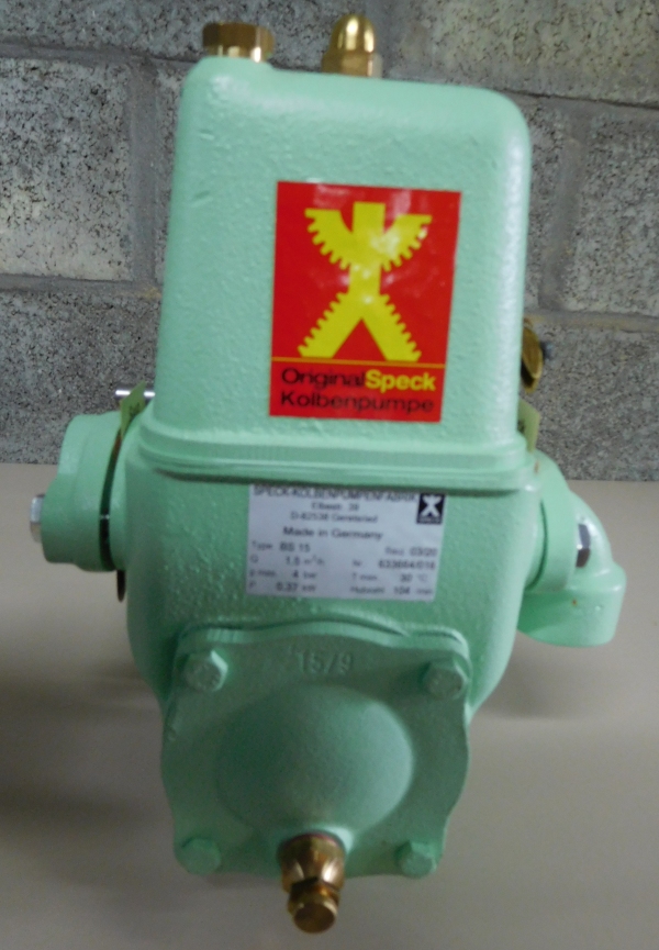 Traaglopende Speck pomp BS15 zijaanzicht